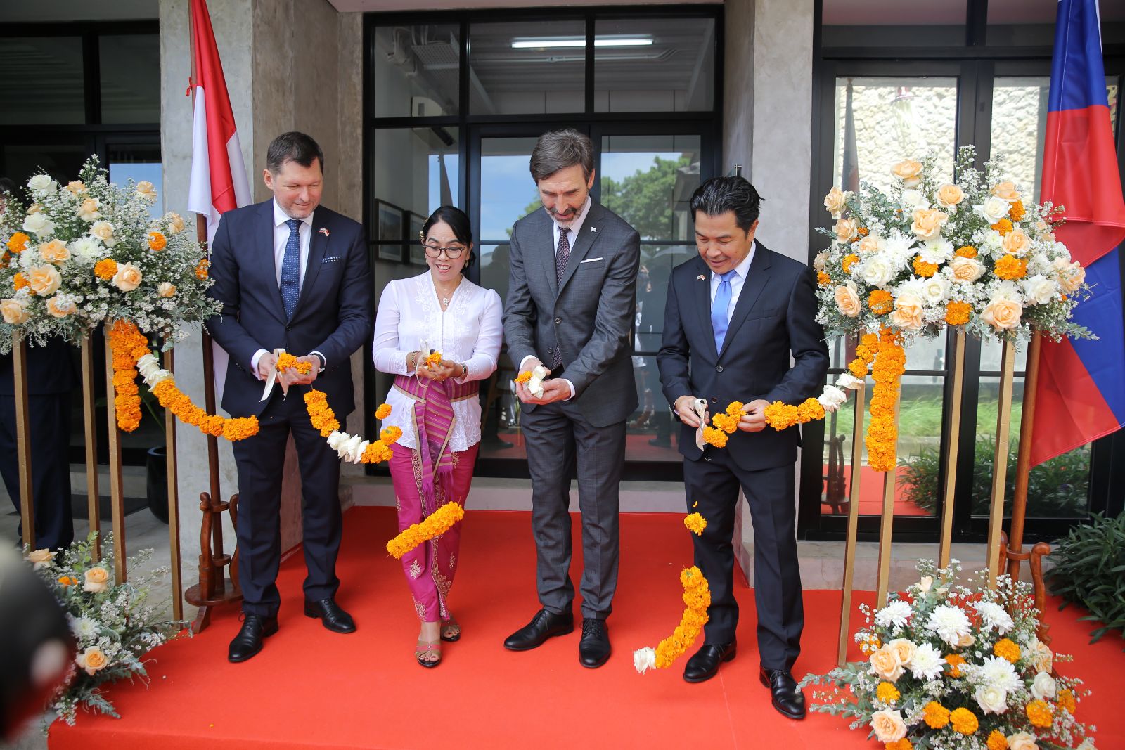 KANTOR KONSULAT:Juraj Blan&aacute;r, Menteri Luar Negeri dan Eropa Republik Slovakia. &bull; Tomas Ferko, Duta Besaruntuk Indonesia dan Dr. Putu Agung Prianta, B.Eng, Hons. MA., yang telah ditunjuk sebagai Konsul