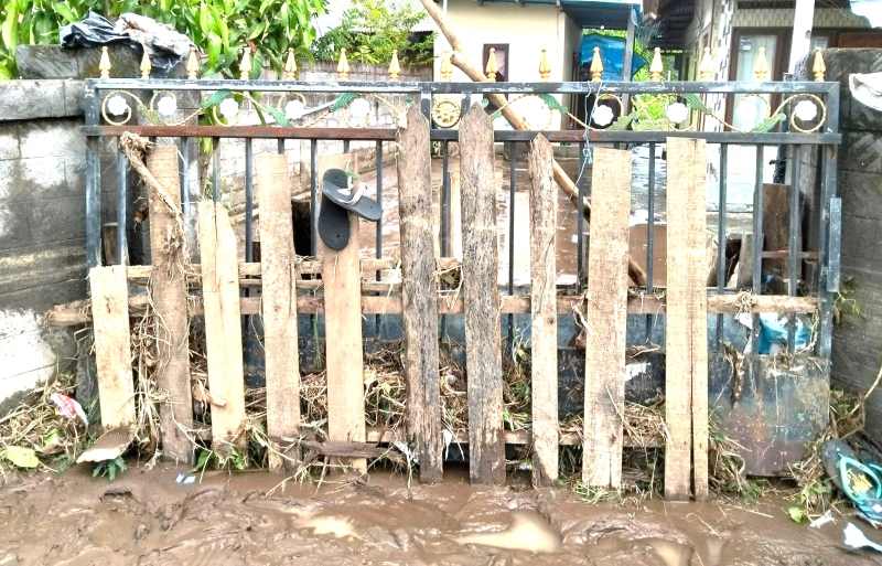 BANJIR MALAM HARI  : Kondisi rumah warga Desa Banjarasem, Seririt,Buleleng, yang terendam banjir. (foto:BPBD Buleleng)