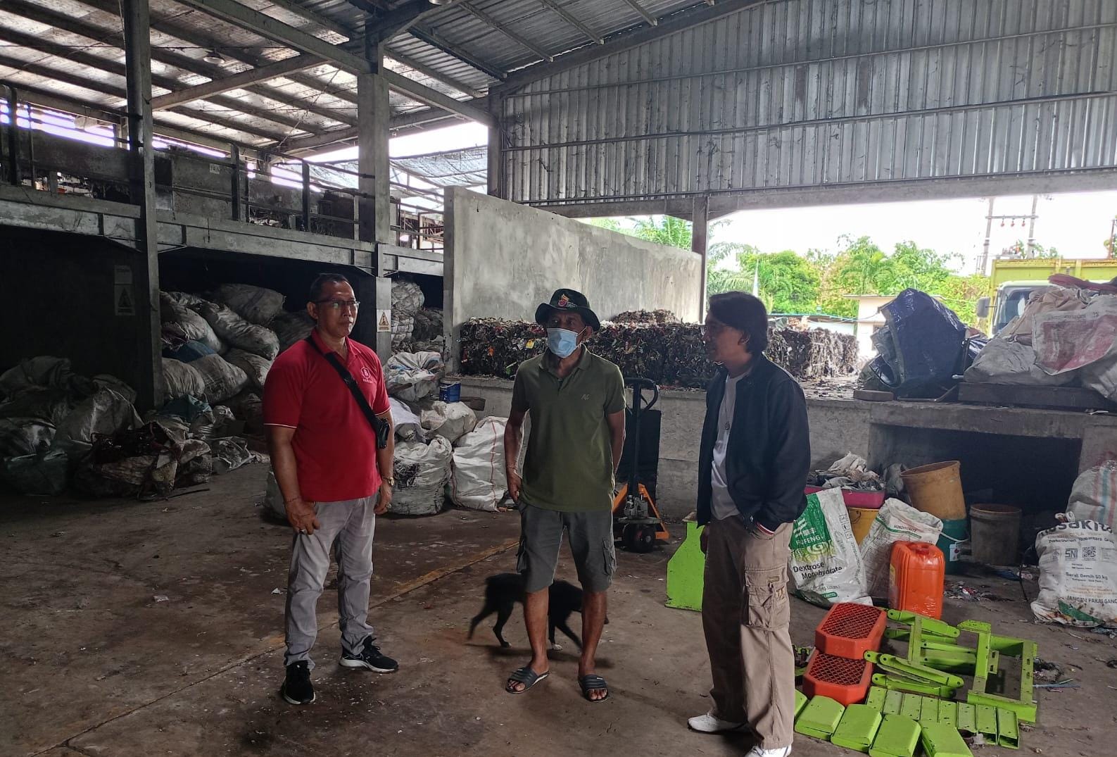 CEK LAPANGAN : Sekkab Jembrana I Made Budiasa (tengah) saat mengecek kondisi TPA Peh. (foto: KSM)