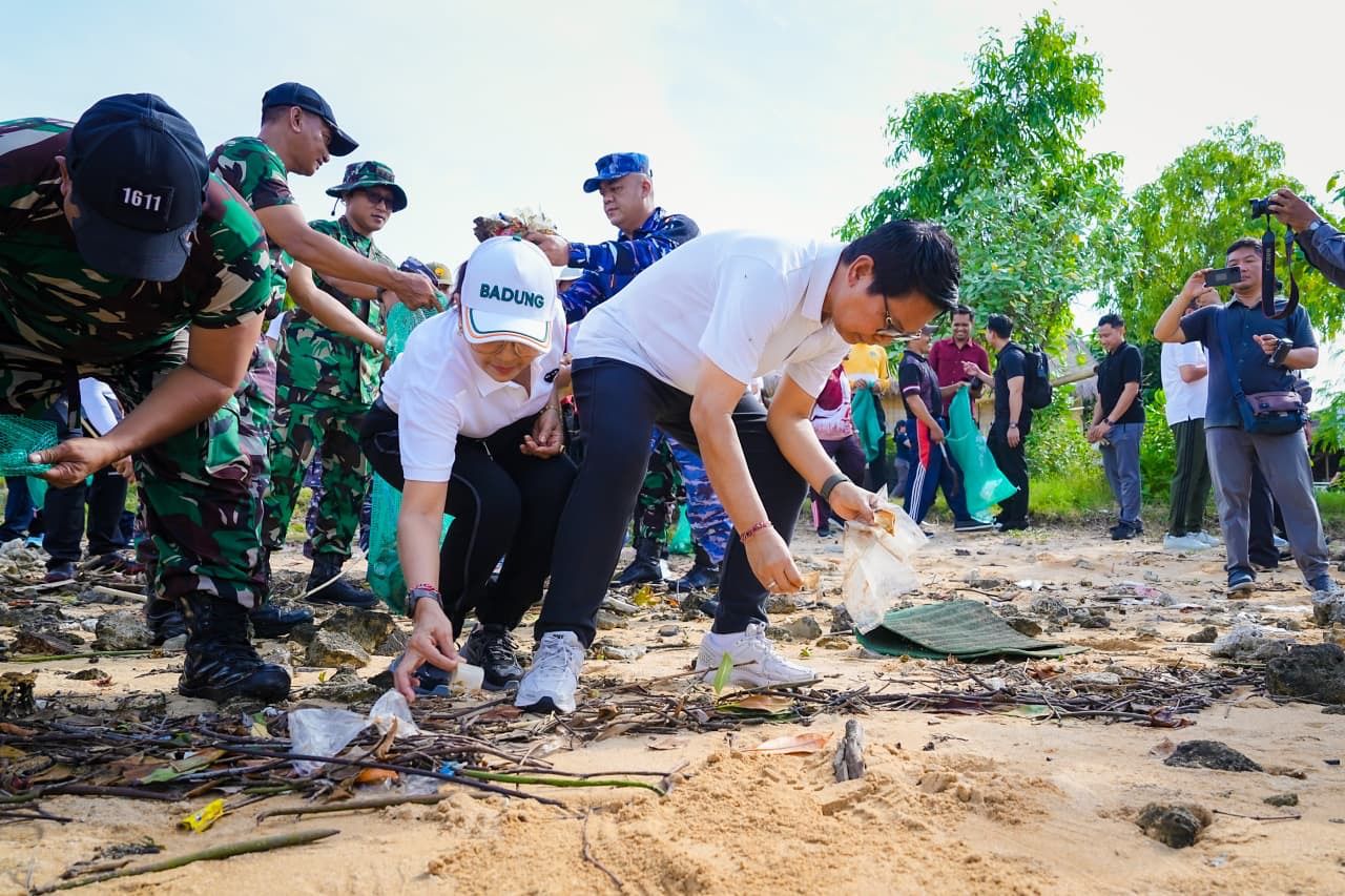 Pemkab Badung berkomitmen jaga kebersihan pesisir pantai di wilayah Kabupaten Badung dengan pembersihan secara rutin di sepanjang garis pantai.