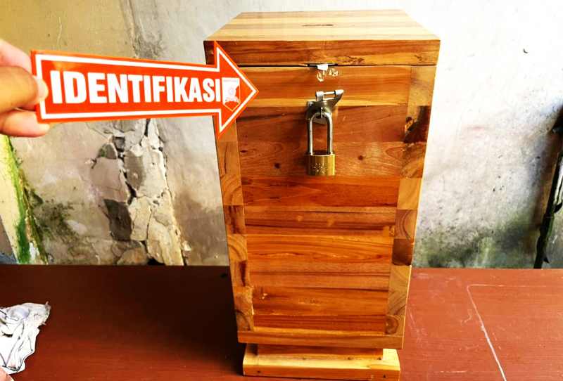 INI BARANG BUKTINYA : Kotak amal yang dibobol maling berinisial DBM ini jadi barang bukti polisi. (Foto: Humas Polres Klungkung )