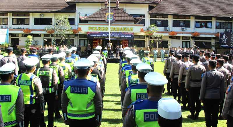 APEL SIAGA : Jajaran korps Kepolisian Tabanan diminta serius mencegah kecelakaan yang setahun bisa ribuan kejadian. (juliadi)