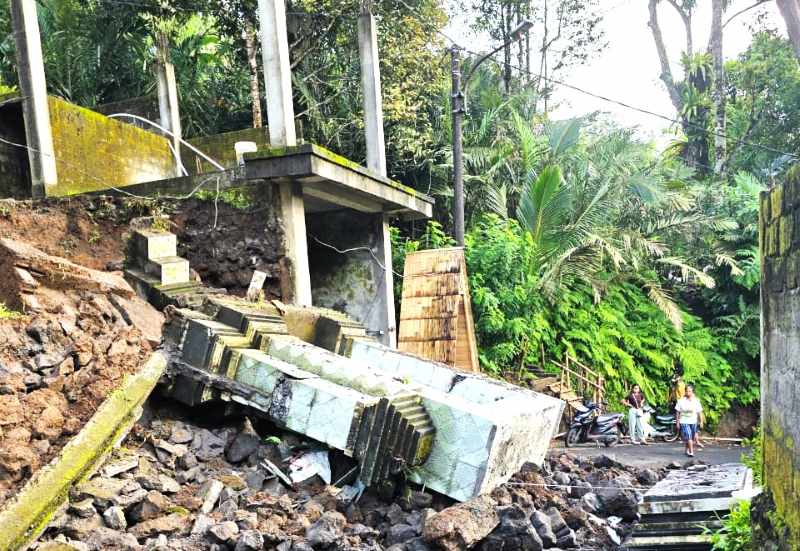 LONGSOR DIGUYUR HUJAN : Kondisi longsor di Banjar Dinas Padang Tunggal Kauh, Desa Duda, Kecamatan Selat, Karangasem.(ist)