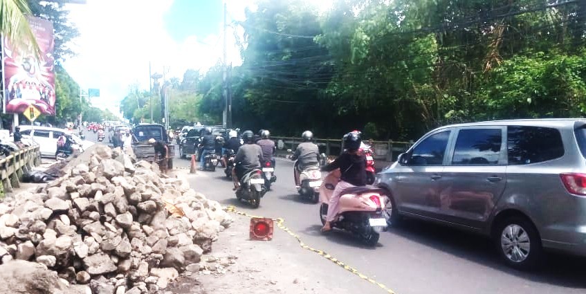 MULAI DIPERBAIKI : Material bahan perbaikan di Jalan Pahlawan, Tabanan. (foto: juliadi/radar bali)