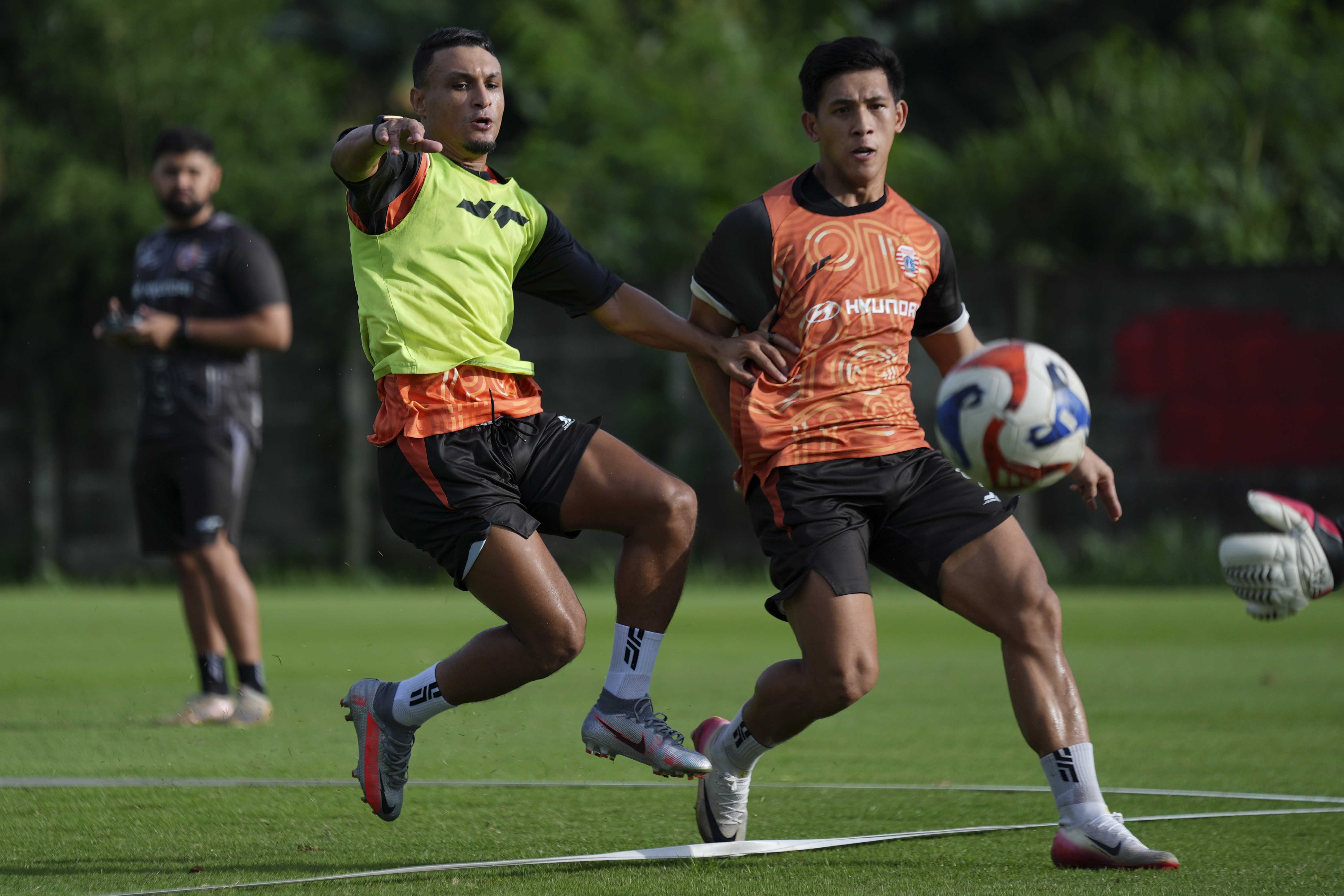Alaeddin Ajaraie berlatih intens di Persija Training Ground Sawangan. Tim Persija mempersiapkan diri melawan Arema FC di GBK.