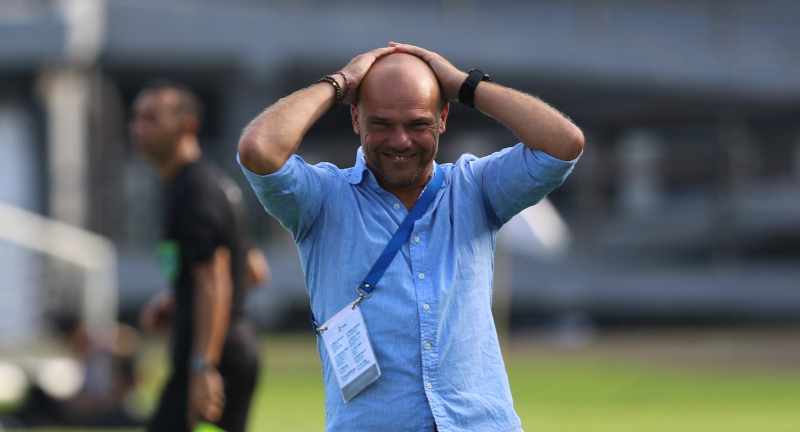 TAK MAU BERPOLEMIK SOAL WASIT: Pelatih kepala Johnny Jansen memilih pasang badan untuk anak asuhnya. (miftahuddin/radar bali)