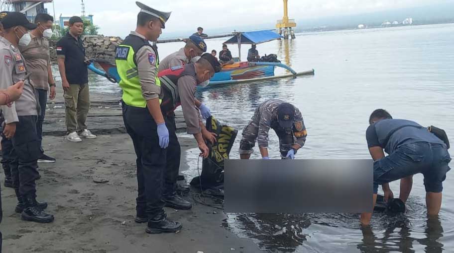 MAYAT DARI DALAM LAUT: Keluarga Komang Surata berharap ini jenazah yang lama dicari. (foto:Polairud)