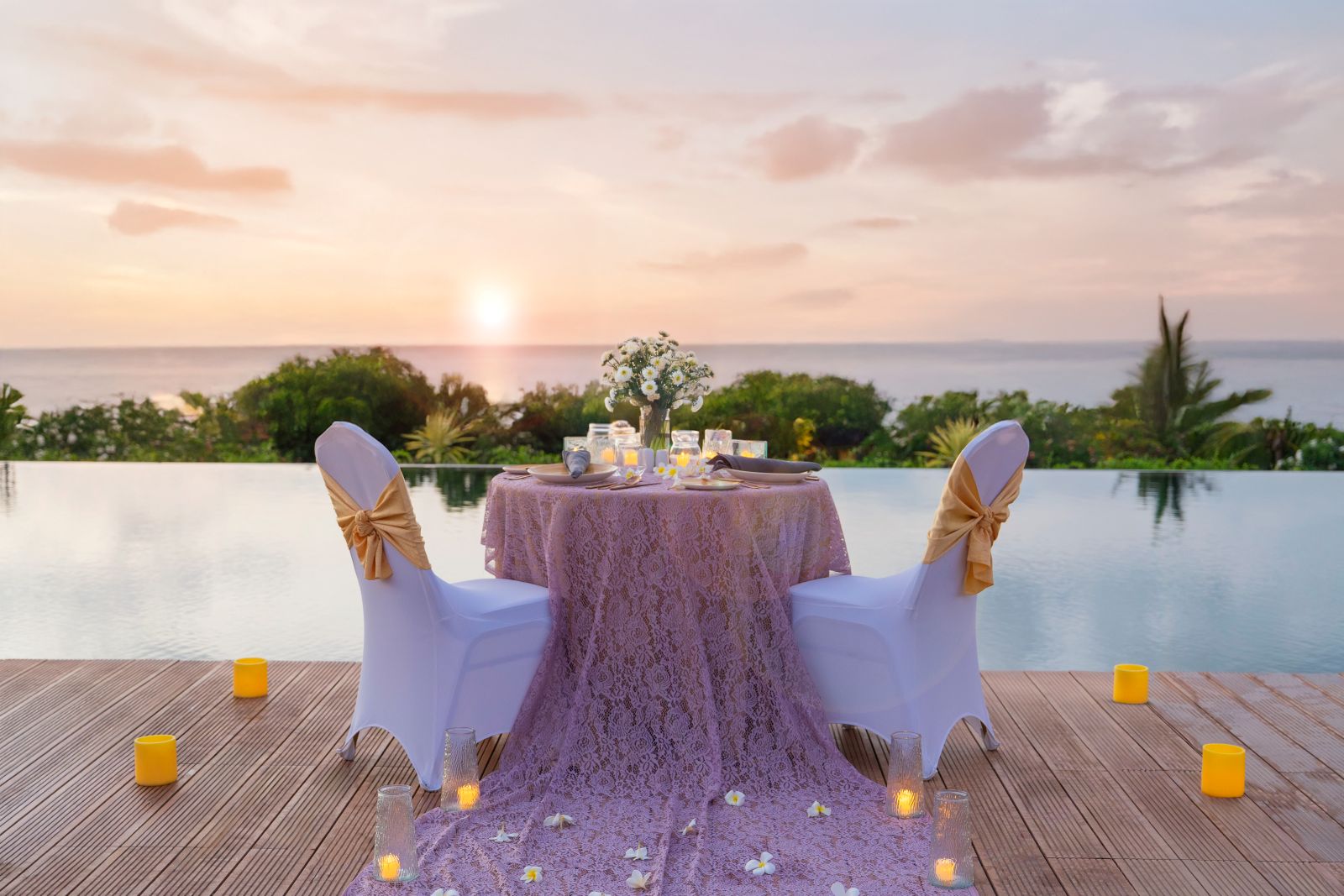 Perayaan Valentine yang Dirancang untuk Menikmati Momen Bersama di Tepi Infinity Pool