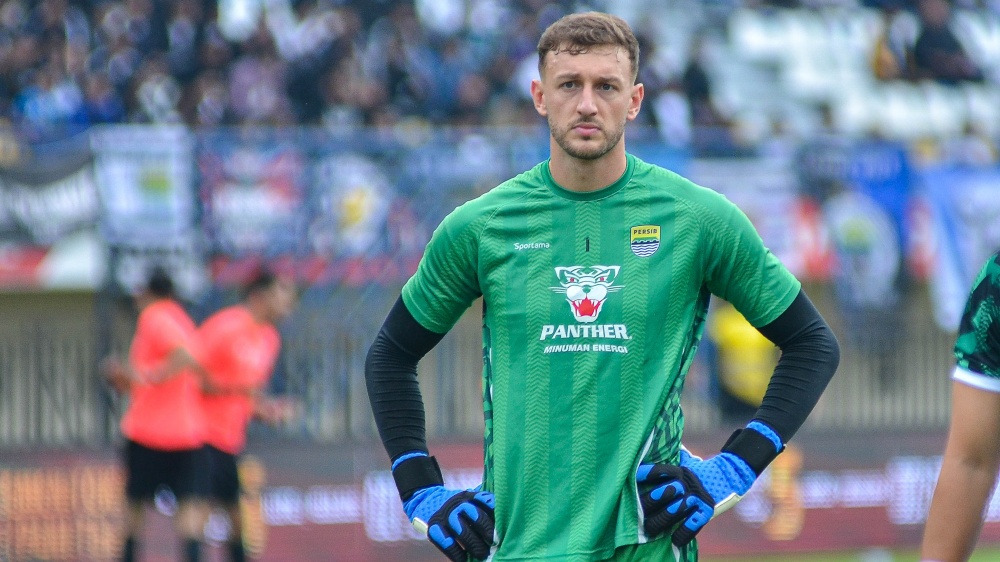 Kiper ketiga Persib Bandung Adam Pryzbek dikabarkan diminati PSIM Yogyakarta. Adam kalah saing dengan Teja Paku Alam dan Fitrah Maulana.