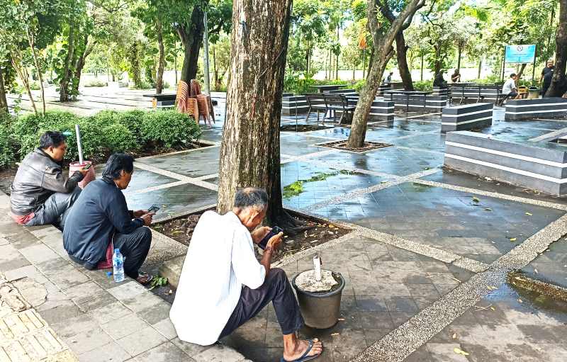 AKSES INFORMASI GRATIS : Warga memakai wifi gratis di Kawasan Lapangan Puputan Badung (Lapangan I Gusti Ngurah Made Agung), Denpasar. (Adrian Suwanto)