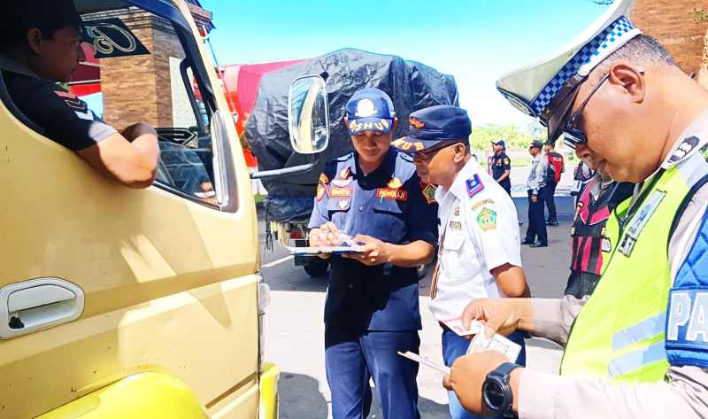 PERIKSA KELAYAKAN : Operasi ramp check di Terminal Kargo, Desa Kaliakah, Jembrana. (M.Basir/Jembrana)