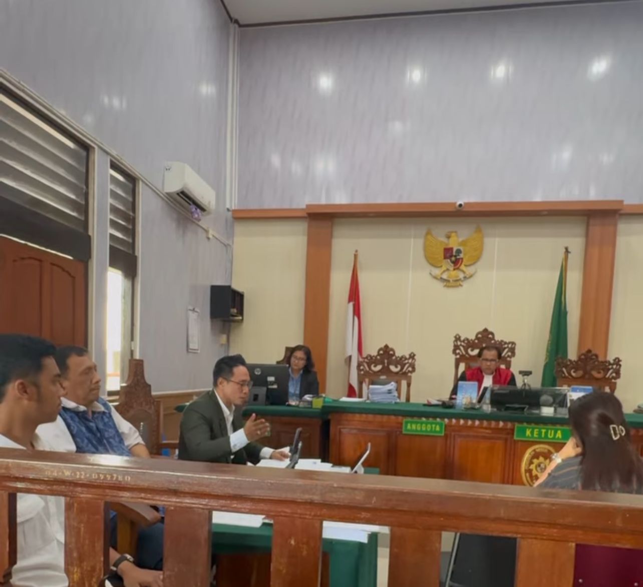 SERU: Tim kuasa hukum Kepala BPN Bali, Made Daging (kiri) dalam sidang lanjutan praperadilan di PN Denpasar, Rabu (4/2/2026).