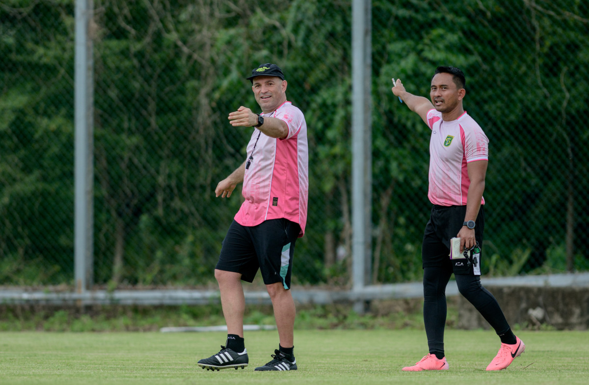Pelatih Bernardo Tavares dan pelatih fisik Andry Sukoyo memimpin latihan fisik pemain Persebaya sebelum melawan Bali United pada Sabtu (7/2).