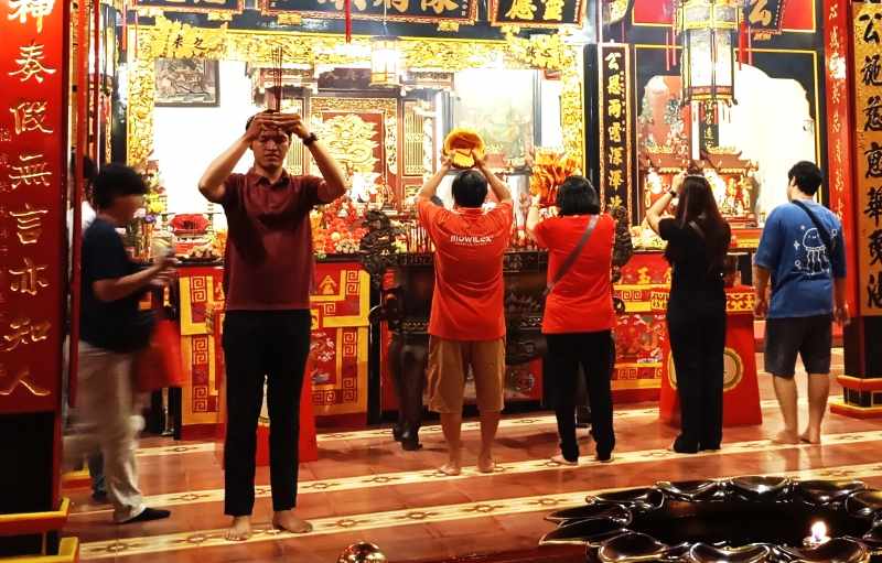 SAMBUT HARI ISTIMEWA: Aktivitas di TITD Ling Gwan Kiong di kawasan Pelabuhan Tua Buleleng. Umat Konghucu kini mempersiapkan perayaan Imlek 2577 Kongzili, (Francelino Junior)