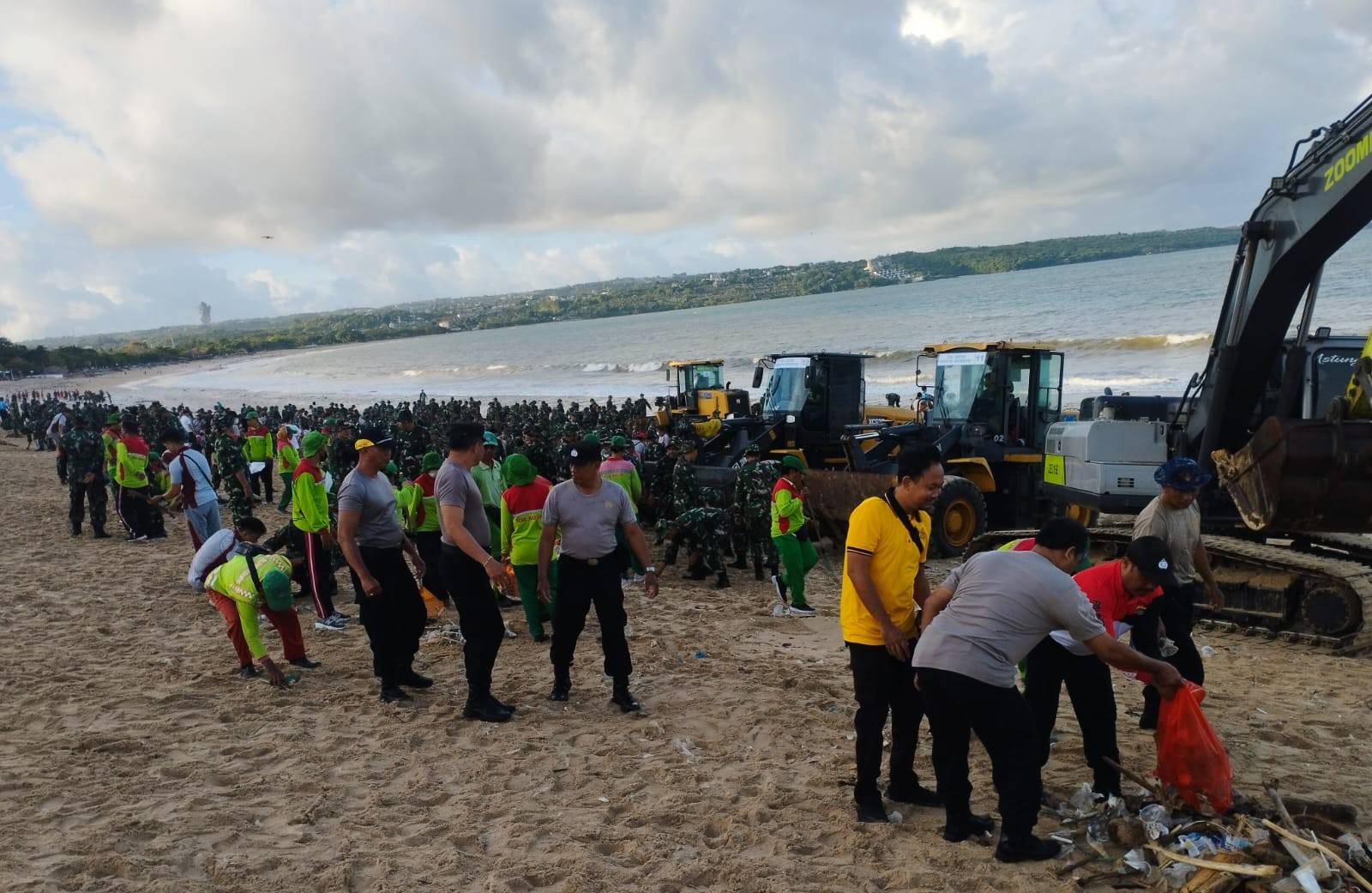 Aparat TNI dan Polri serta aparat lainnya terjun bersihkan sampah pantai Kuta, 3 Februari 2026.