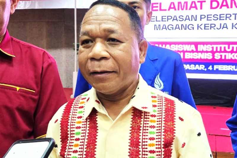 MEMOTIVASI ANAK MUDA : Bupati Kabupaten Ngada, Raymundus Bena. (Foto Marsellus Pampur)