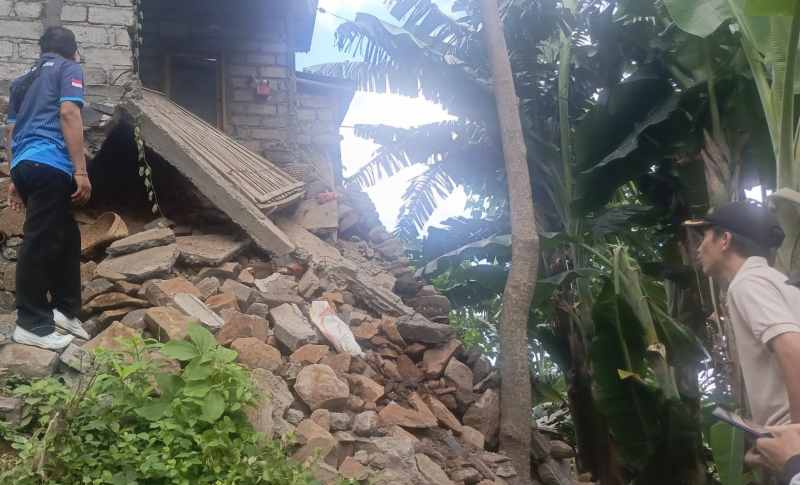 RUSAK PARAH : Bangunan dapur milik I Made Suditra, warga Desa Bunutan, Kecamatan Abang.Karangasem, ini rusak parah. (ist)