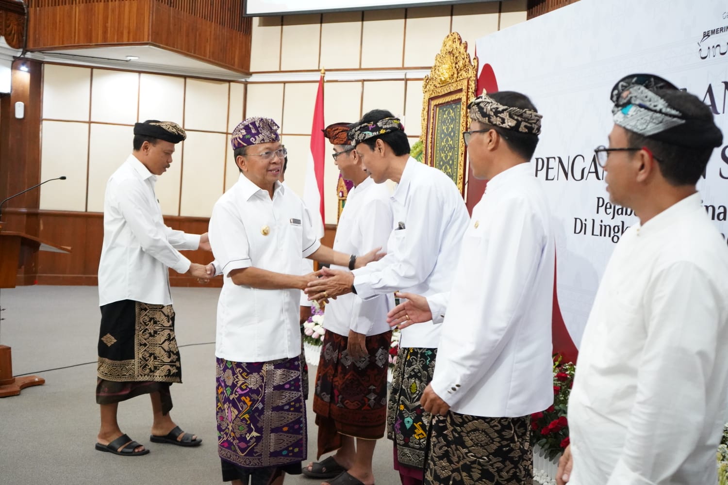 CINTA BALI: Gubernur Bali Wayan Koster memberi ucapan selamat kepada sejumlah pejabat setingkat Kepala Dinas/Badan usai melantik di Wiswasabha Utama, Selasa 3 Februari 2026.