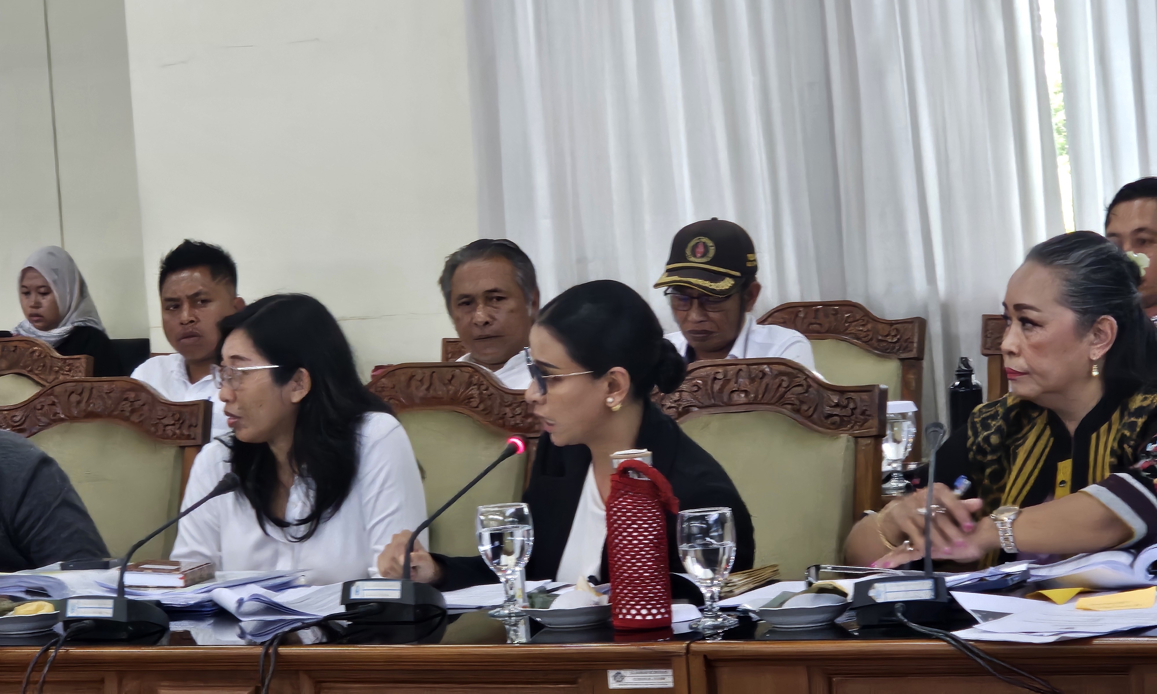 KLARIFIKASI: Presdir PT SBH Aliza  Salviandra (jas Hitam)  didampingi tim legal.