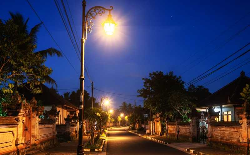 Ilustrasi lampu penerang jalan di Bali. (gambar digital gemini/radar bali)