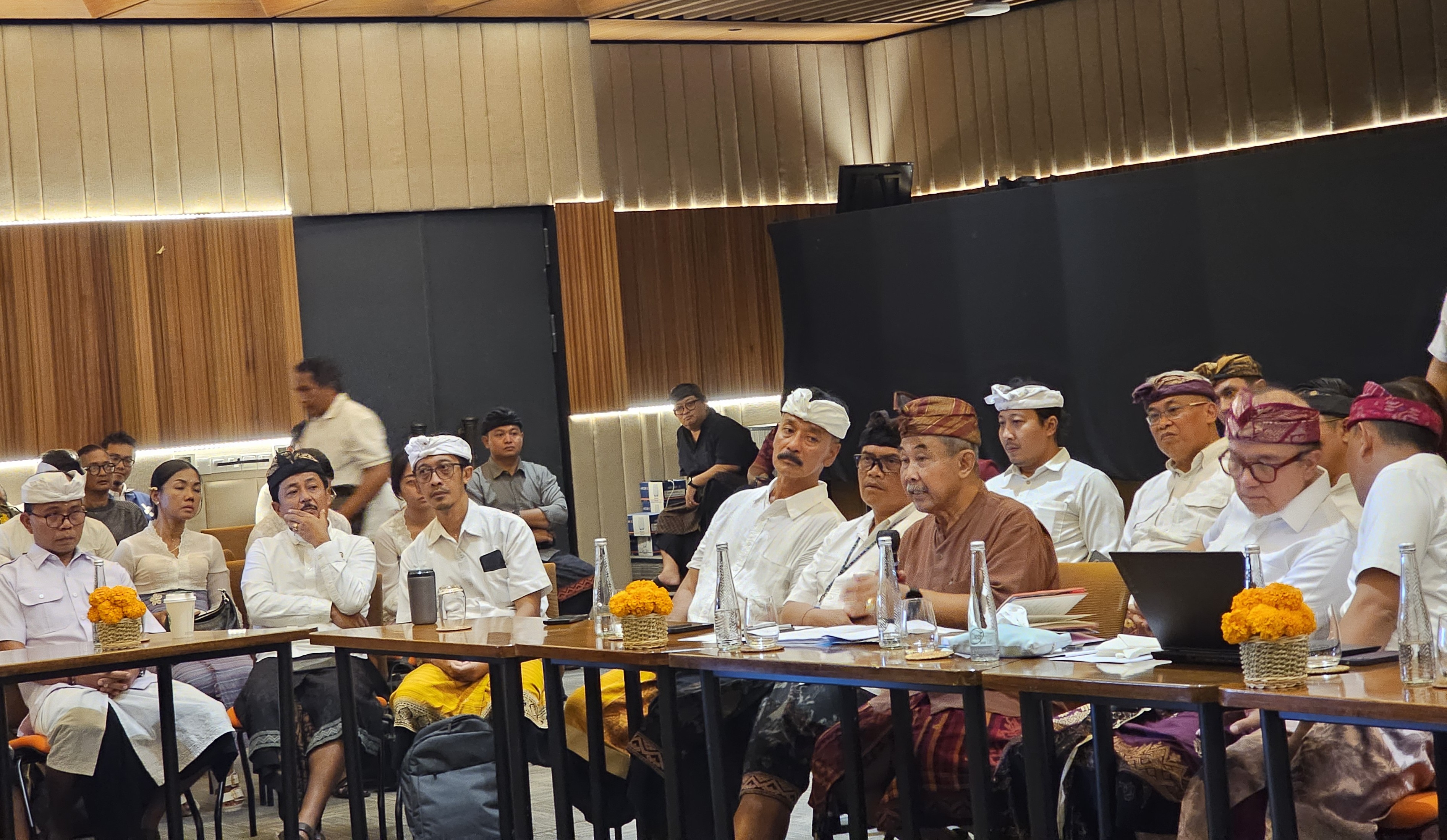 KENA SOROTAN: Deretan eks pejabat Pemprov Bali yang bekerja di KEK Kura-Kura ini kena sorotan pansus TRAP  DPRD Bali
