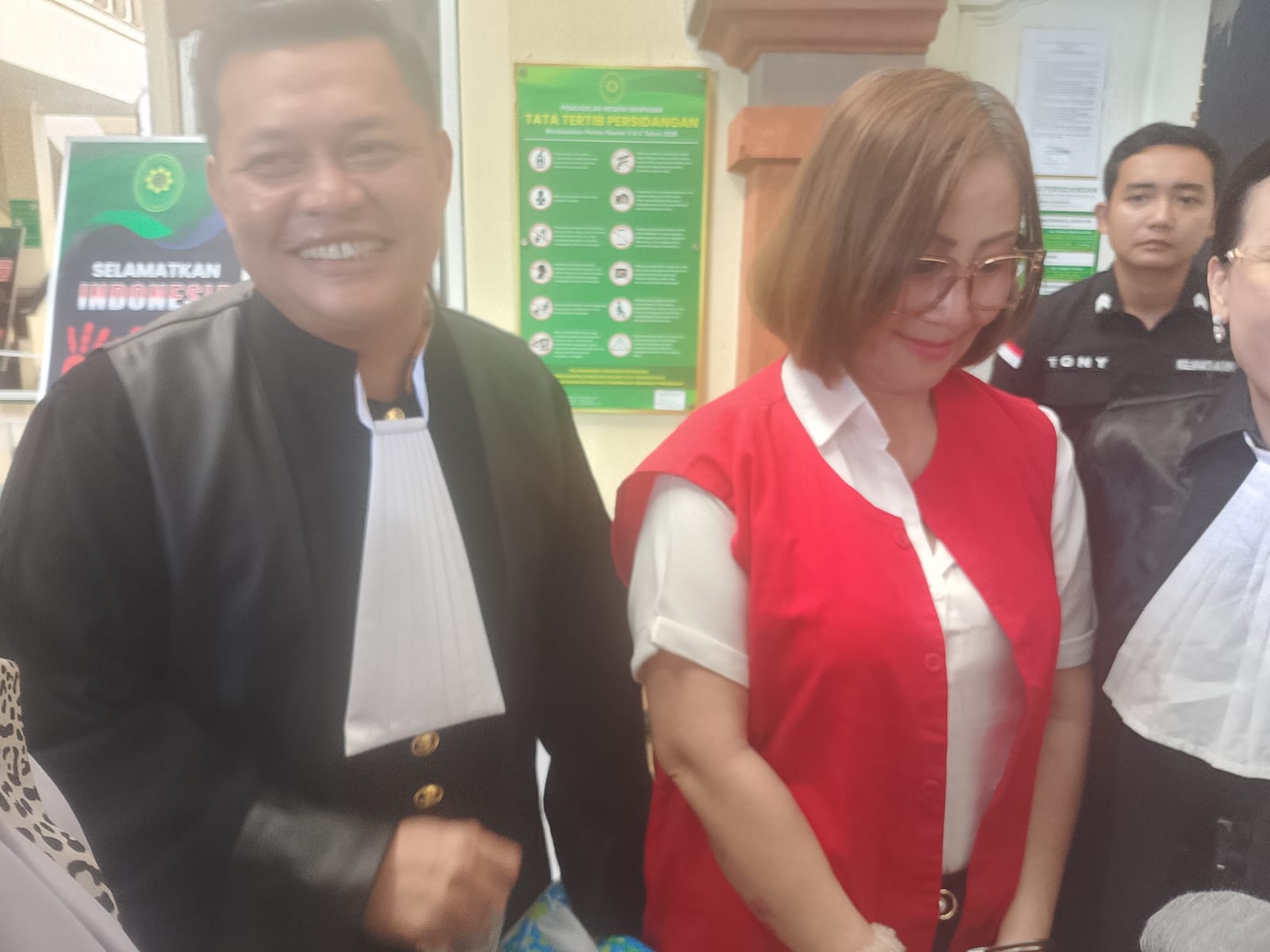 PIDANA DAN DAMAI: Trdakwa Lenny Yuliana Tombokan didampingi kuasa hukumnya saat sidang dakwaan di Pengadilan Negeri Denpasar, Selasa 3 Februari 2026.