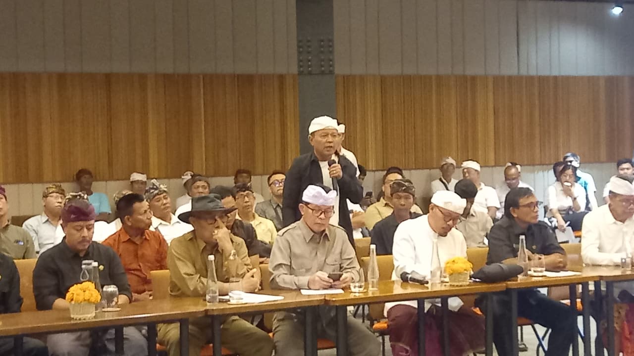 CURHAT: Bendesa Adat Serangan (kemeja hitam) meluapkan kekhawatirannya tentang LNG  di hadapan jajaran Pansus TRAP Senin (2/2/2026)