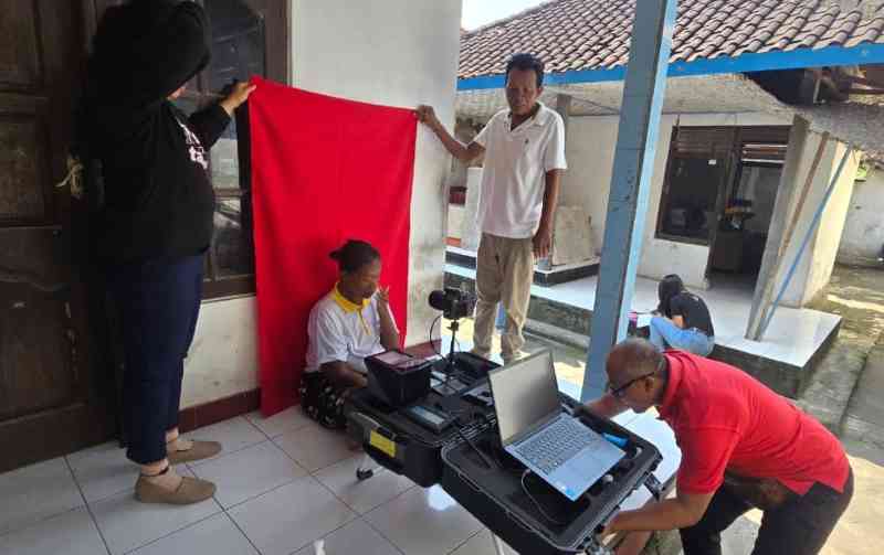HARUS PINTAR PENDEKATAN : Petugas Disdukcapil Tabanan tengah merekam data KTP elektronik untuk ODGJ, penyandang disabilitas dan kelompok rentan oleh Disdukcapil Tabanan. (juliadi/radar bali).
