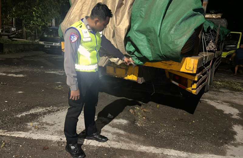 GELAR OLAH TKP : Aparat Polsek Tabanan yang melakukan olah tempat kejadian perkara (TKP) di lokasi kecelakaan lalu lintas di Jalan By Pass Ir Soekarno Tabanan. (ist)
