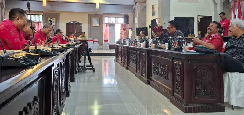 CARI SOLUSI JITU : Rapat DPRD Tabanan bersama eksekutif membahas maraknya pelanggaran akomodasi wisata. (juliadi)
