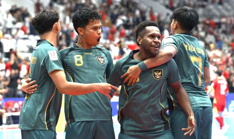 SUDAH KEPALANG BASAH : Timnas Indonesia berselebrasi seusai mengalahkan Vietnam 3-2. (foto Dery Ridwansah/JawaPos.com)