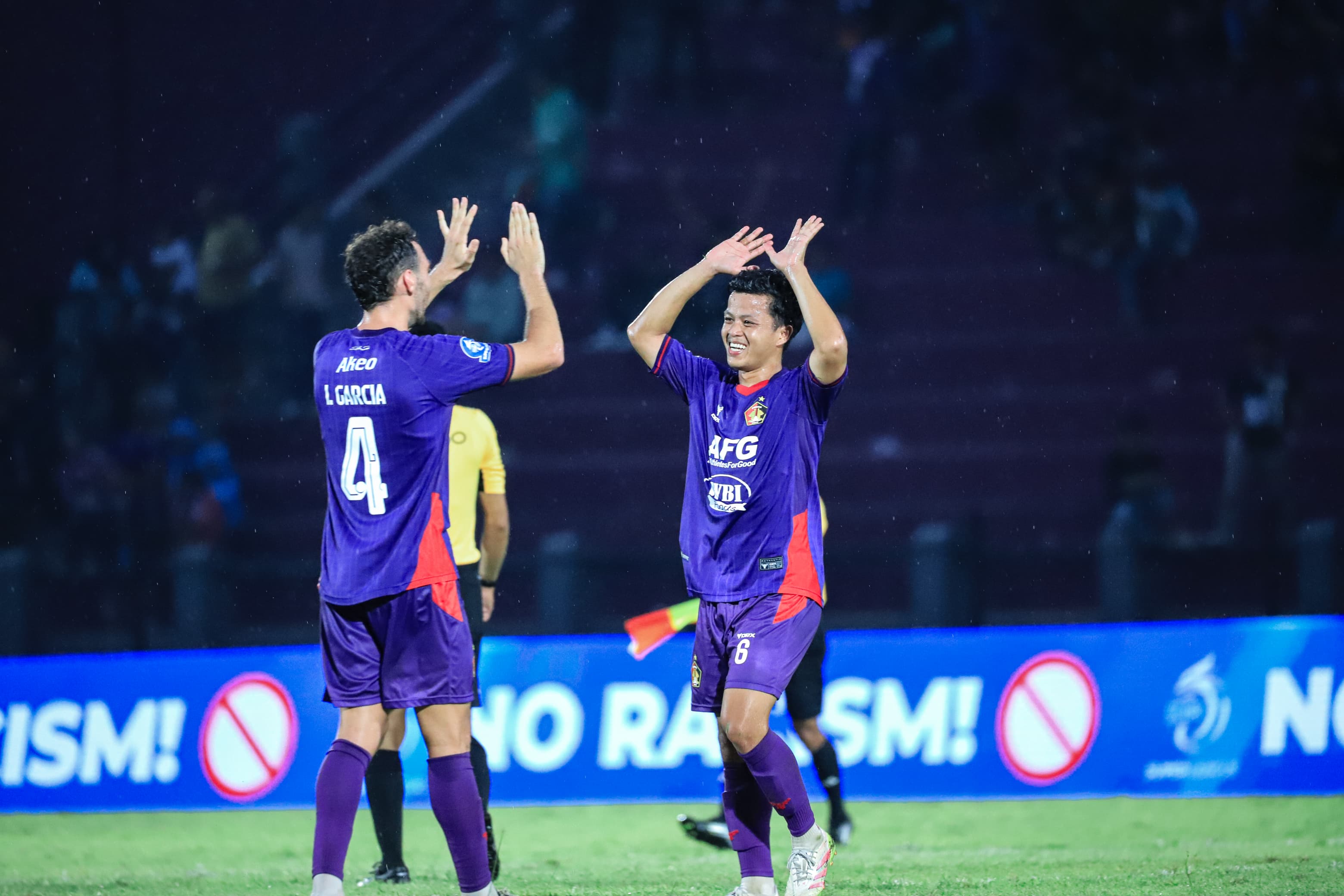 Para pemain Persik merayakan tiga poin yang didapatkan dari kemenangan 3-2 atas Bali United.