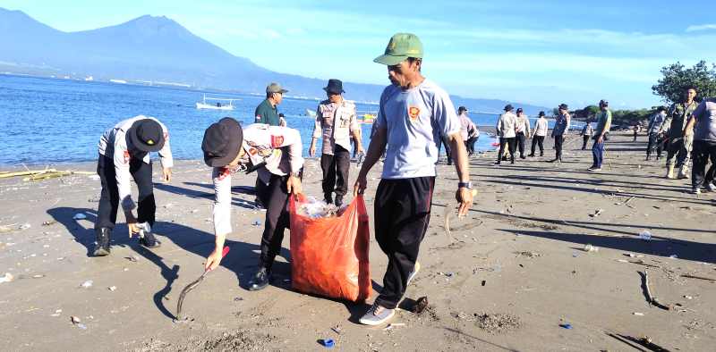 GEGARA DISEMPROT PRESIDEN: Aksi bersih-bersih  pantai Polres Jembrana bersama gabungan personel TNI, pemerintah desa dan masyarakat.(foto:Polres Jembrana)
