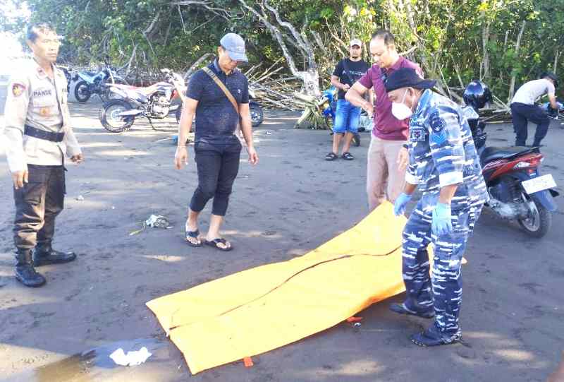 TEMUAN LAGI : Petugas melakukan evakuasi jenazah yang ditemukan di pinggir pantai Gilimanuk.(Pos AL Gilimanuk)