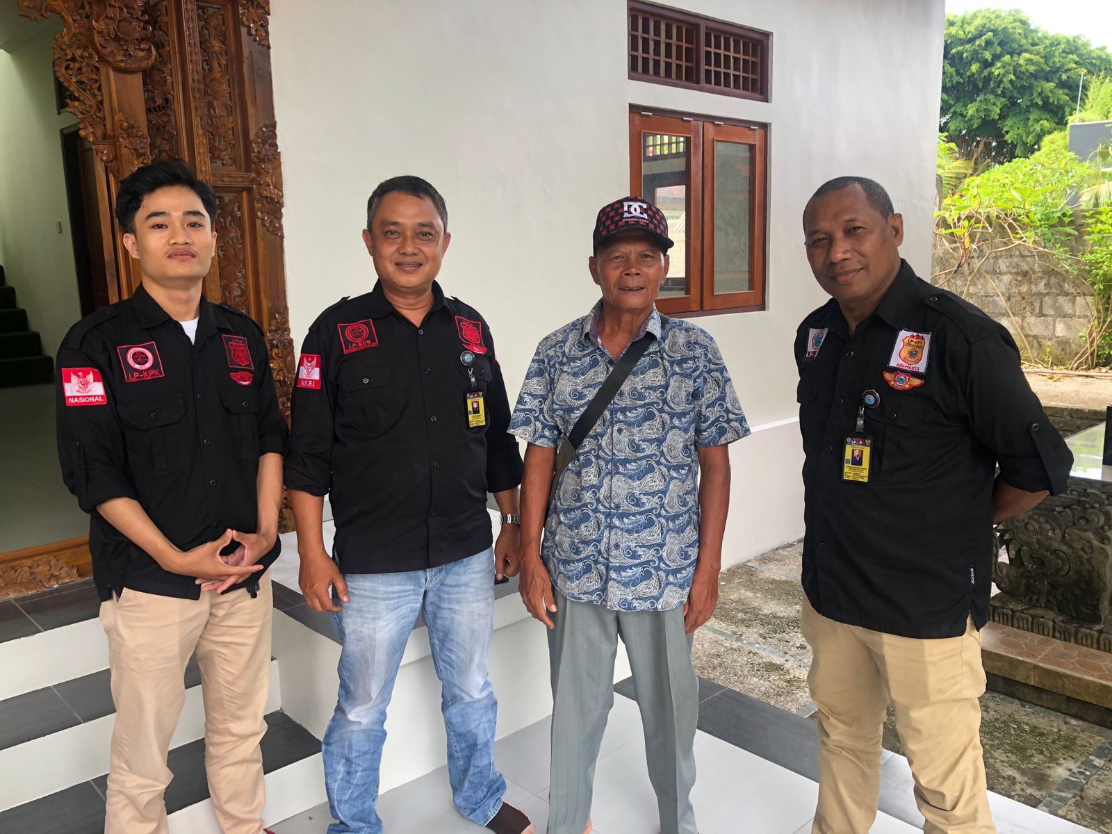 CARI SOLUSI: Made Astika (dua dari kanan) bersama Lembaga Pengawasan Kebijakan Pemerintah dan Keadilan (LP KPK) Komda Bali.