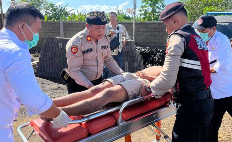 TUMBANG SETELAH MENGANCAM : Werdi Mansula mendadak pingsan, kelenger,  setelah mabuk alcohol berat dan sempat mengamuk serta mengancam. (Polsek Klungkung)