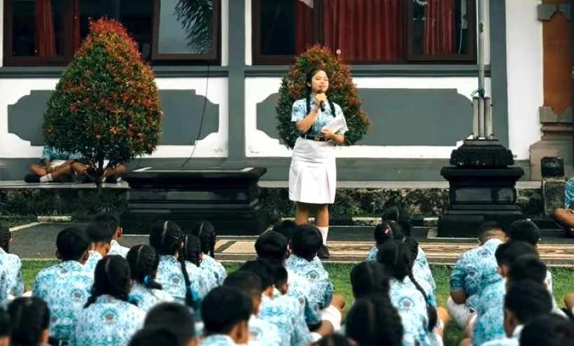 AKTIVITAS NORMAL KEMBALI : Aktivitas siswa di SMPN 2 Tabanan yang sudah kembali normal pasca kejadian kerauhan massal.(juliadi/radar bali)
