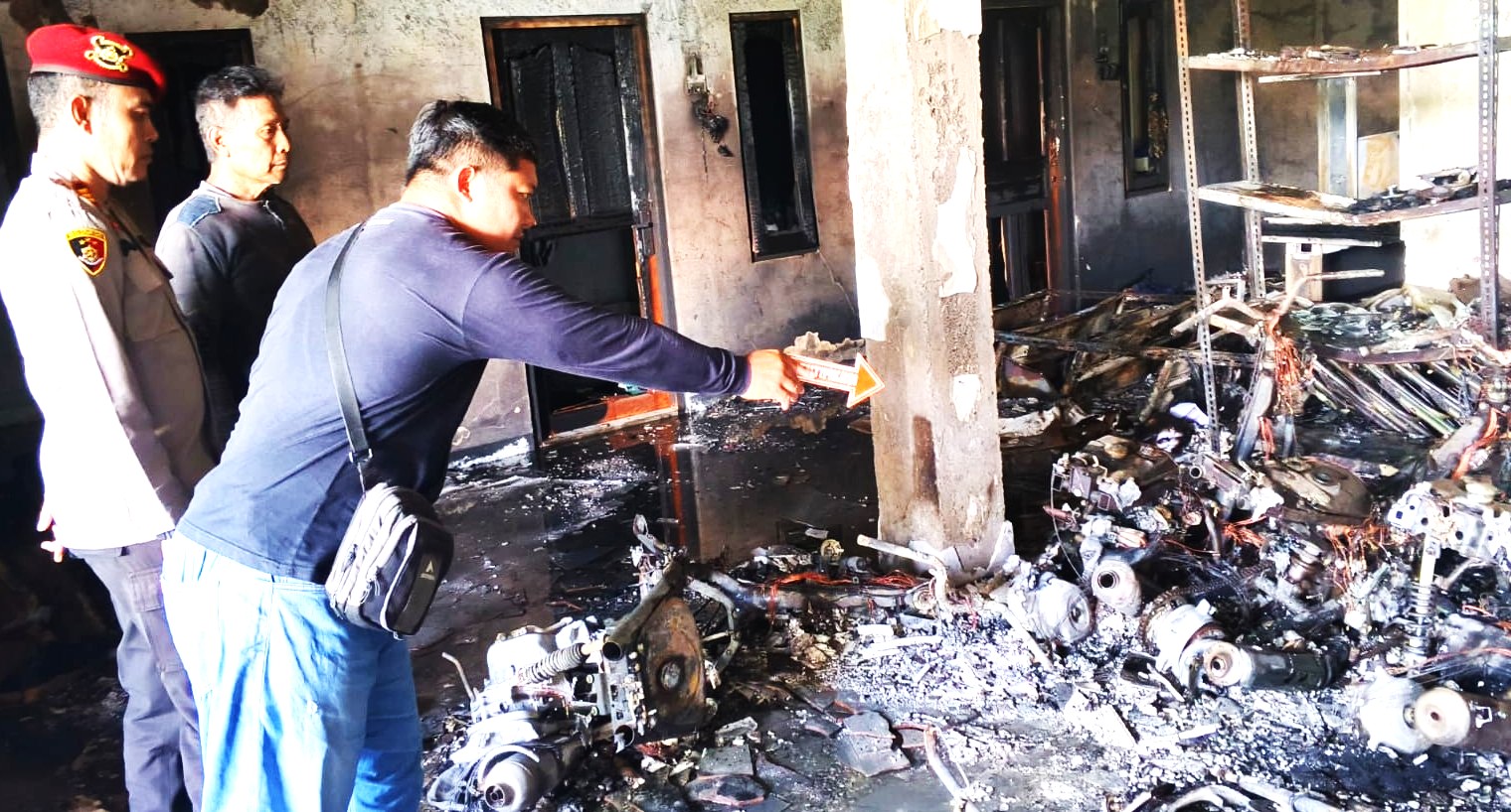JADI ARANG : Polisi gelar olah TKP di rumah kos-kosan yang ludes terbakar di Banjar Batan Duren, Desa Cepaka, Kecamatan Kediri, Tabanan.(ist)