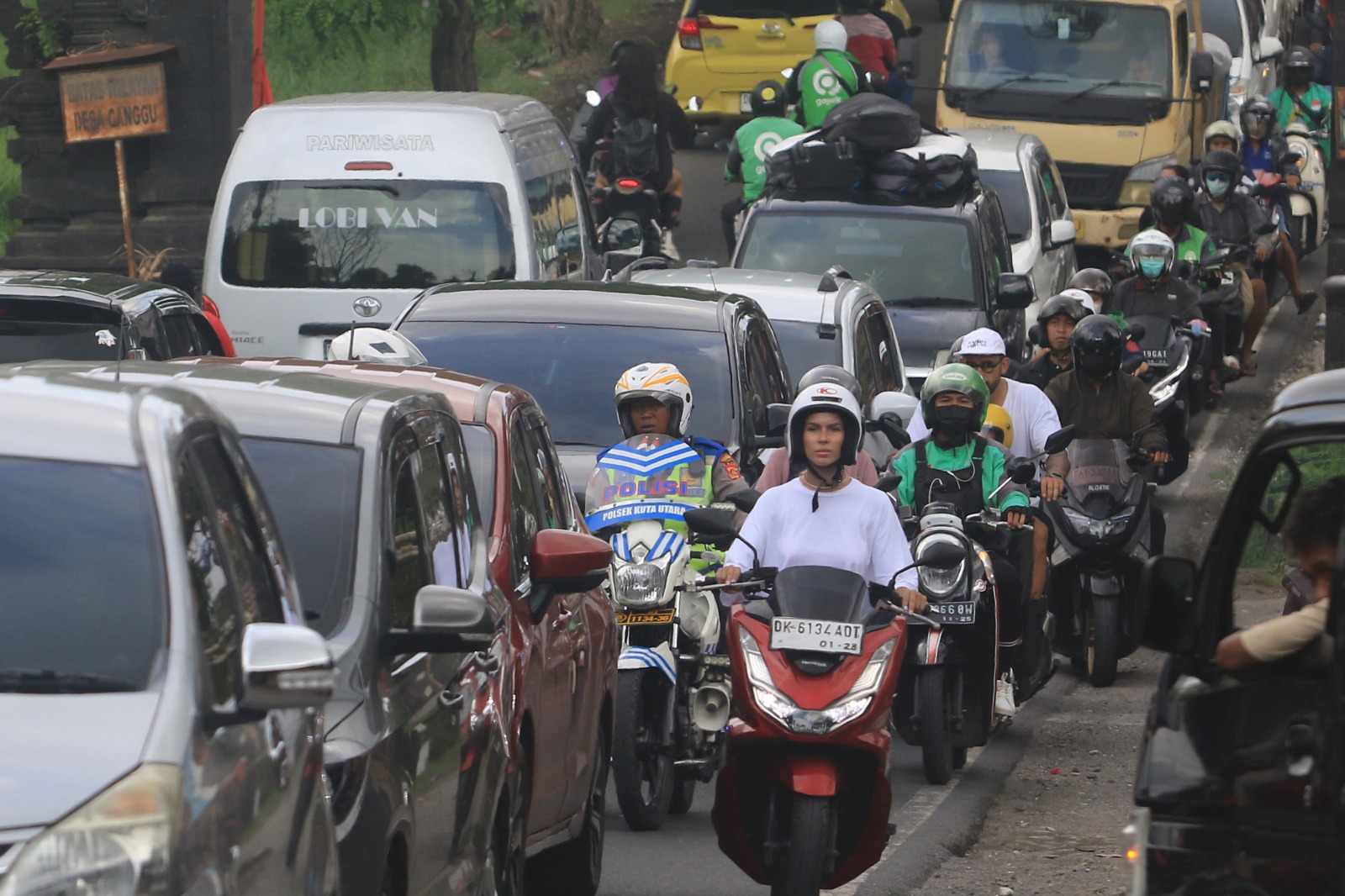 KRODIT: Fakta kemacetan yang semakin parah di jalur sentra wisata Canggu ke Kuta Bali ini menjadi alasan perlunya transportasi publik alternatif seperti Subway atau kereta bawah tanah.