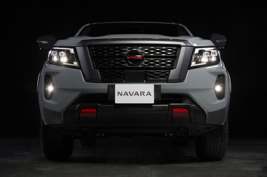 Grill Nissan Navara Pro-4X 2026 dengan aksen Lava Red