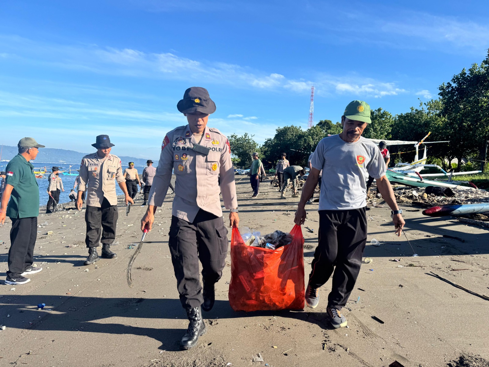 TURUN LAGI: Aksi para personel polisi saat turun ke pantai di kawasan Kedonganan dan Kuta, 4 Februari 2026.