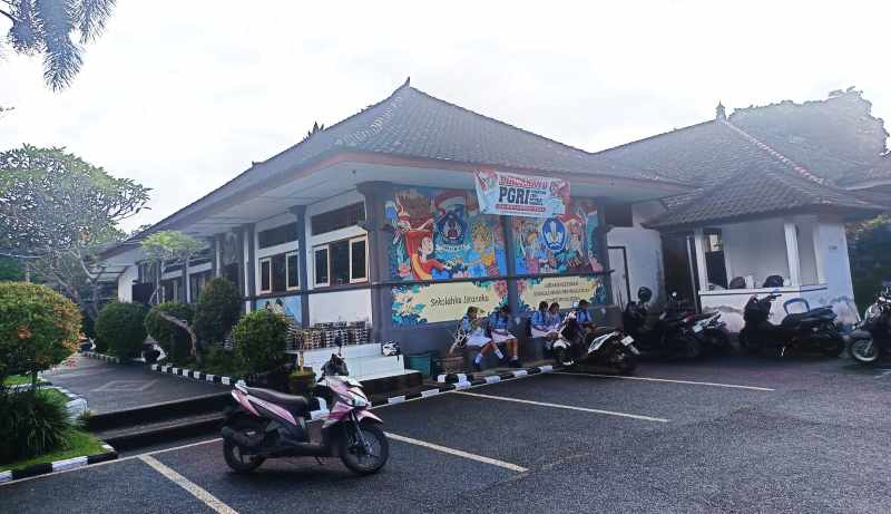 DIPULANGKAN LEBIH AWAL : Suasana sekolah SMPN 2 Marga, tabanan seusai kerauhan massal dan dipulangkan lebih awal. (juliadi)