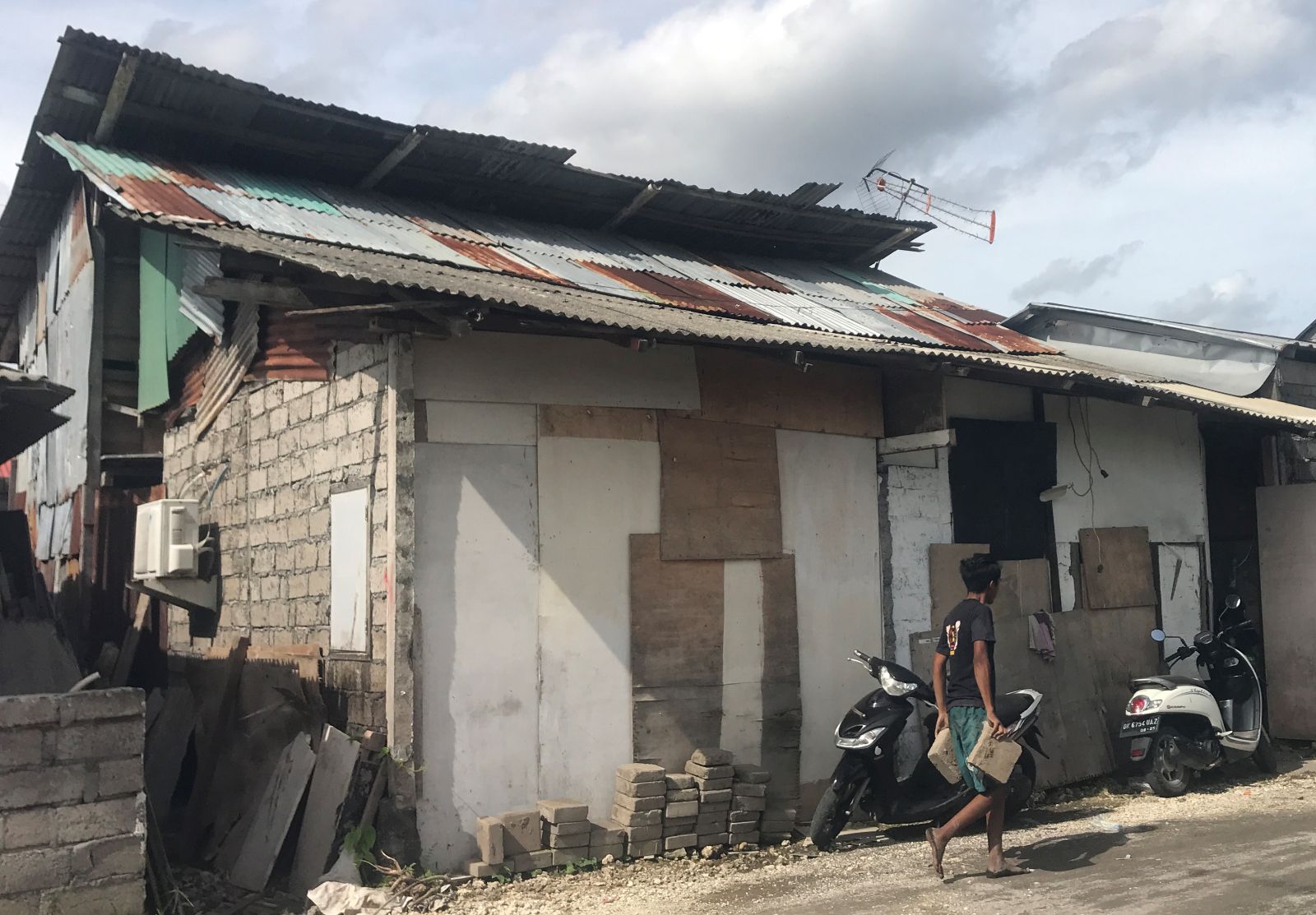 GENTENG rumah dengan atap seng di kawasan permukiman salah satu gang di Kawasan jl. Sedap Malam, Sanur Kaja, Denpasar, Kamis 5 Februari 2026