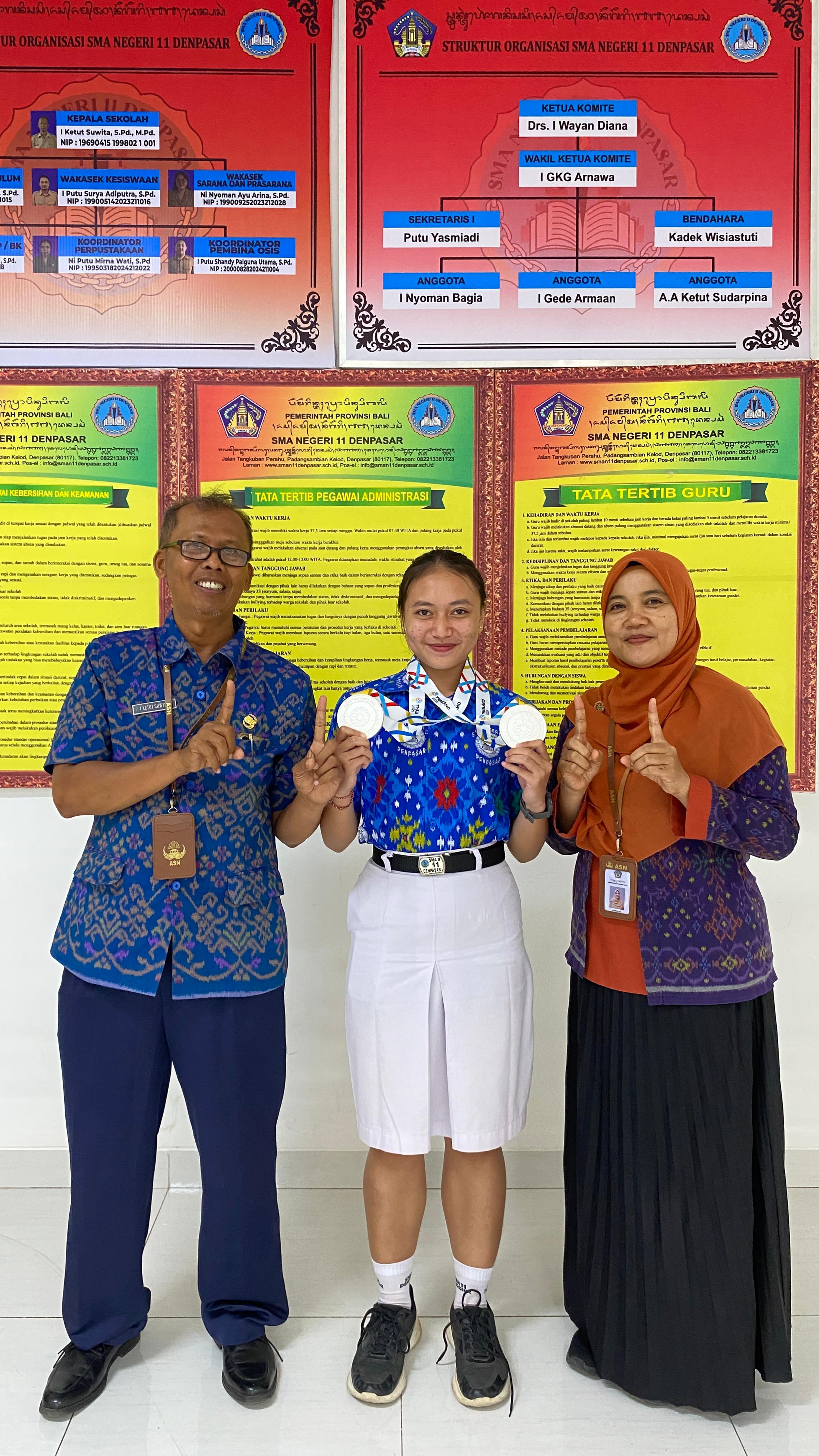 Made Dhyani Pramestadewi bersama Kepala SMAN 11 Denpasar I Ketut Suwita, S.Pd., M.Pd. dan Waka Humas Siti Nuryani, S.Pd.