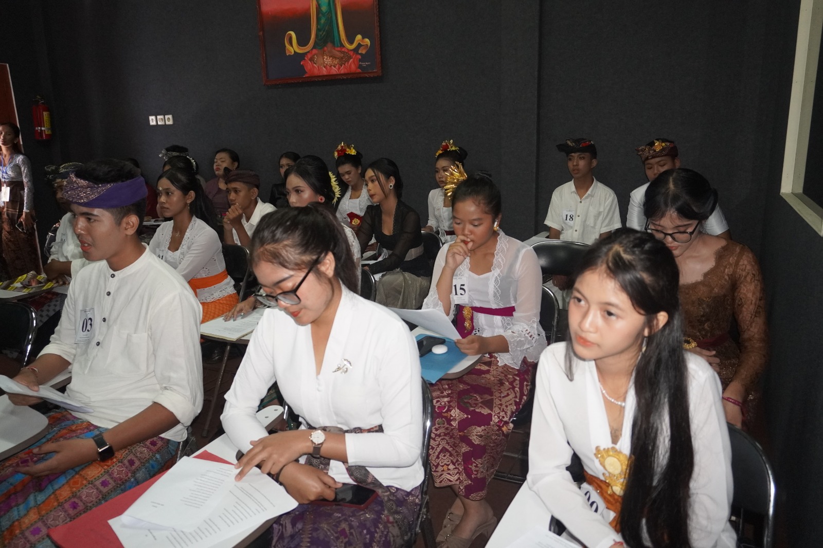 Pelajar SMA/SMK dari berbagai kabupaten/kota di Bali mengikuti lomba atau wimbakara Sutasoma dalam rangka Bulan Bahasa Bali 2026 di Universitas PGRI Mahadewa Indonesia (UPMI Bali) (5/2/2026)