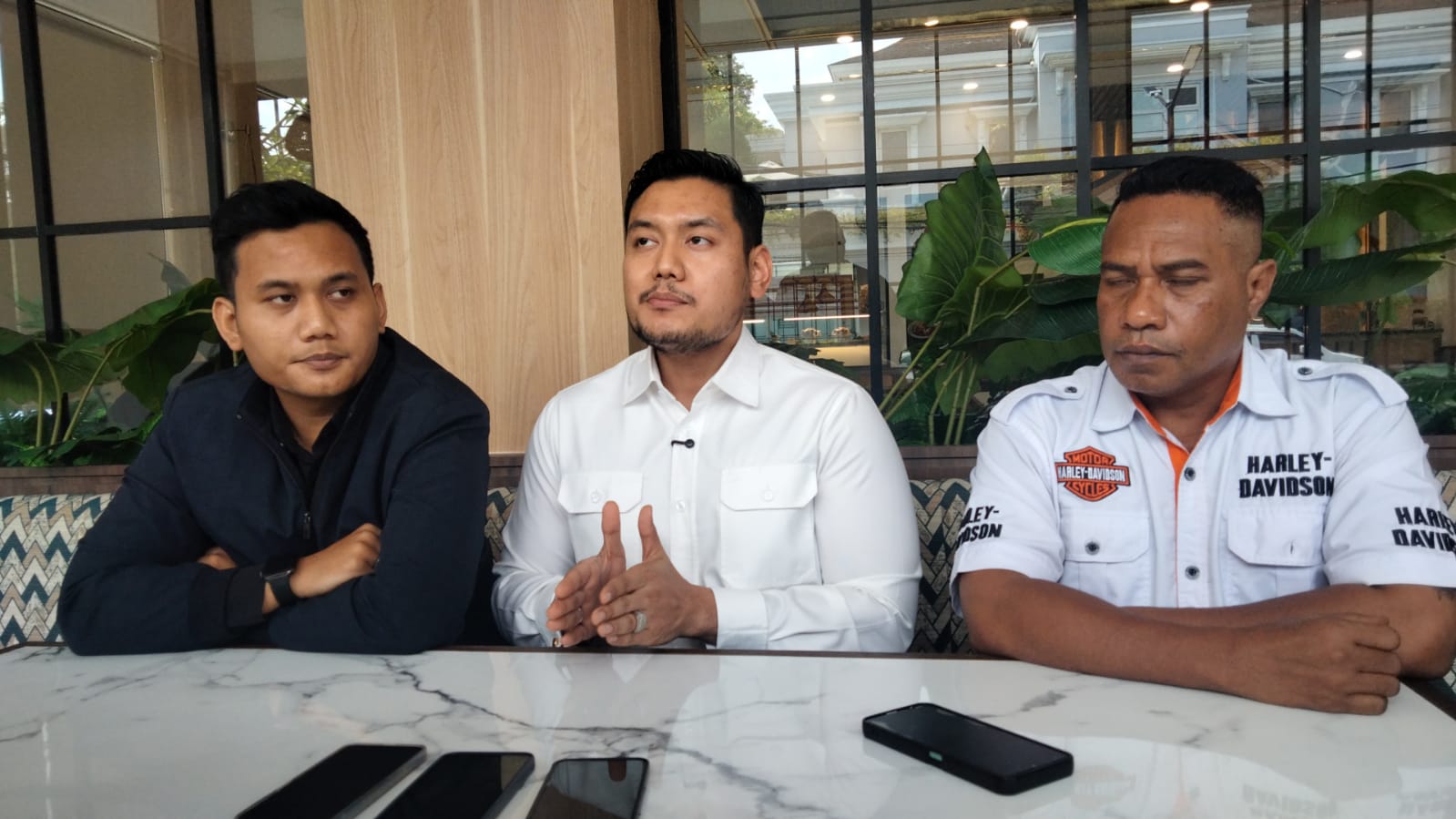 Axl Mattew Situmorang (tengah), Kuasa Hukum Togar Situmorang.