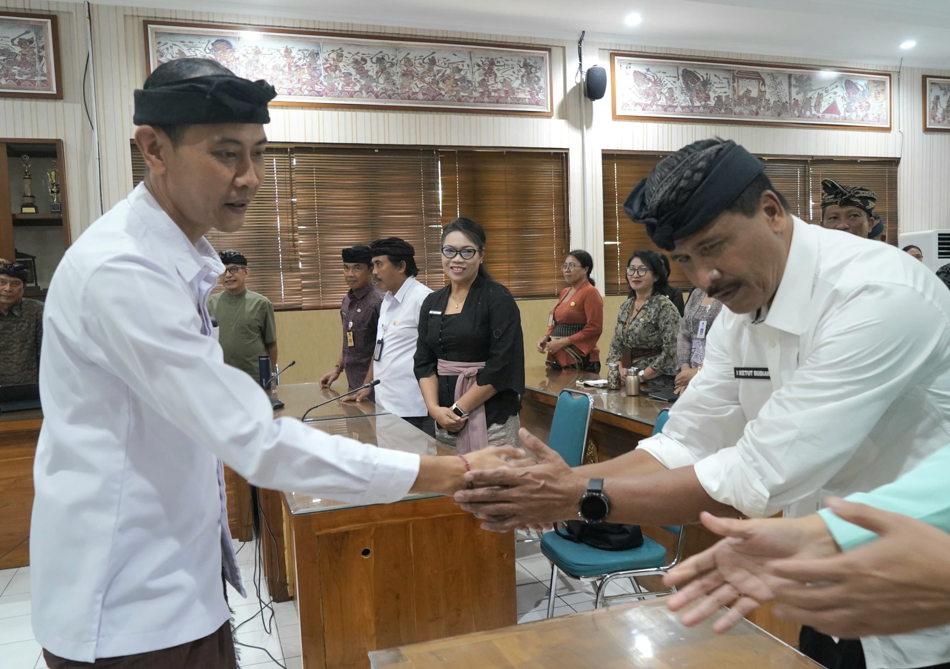 Wakil Bupati Klungkung Tjokorda Gde Surya Putra (kiri) di ruang rapat Praja Mandala Kantor Bupati Klungkung, Kamis (5/2).