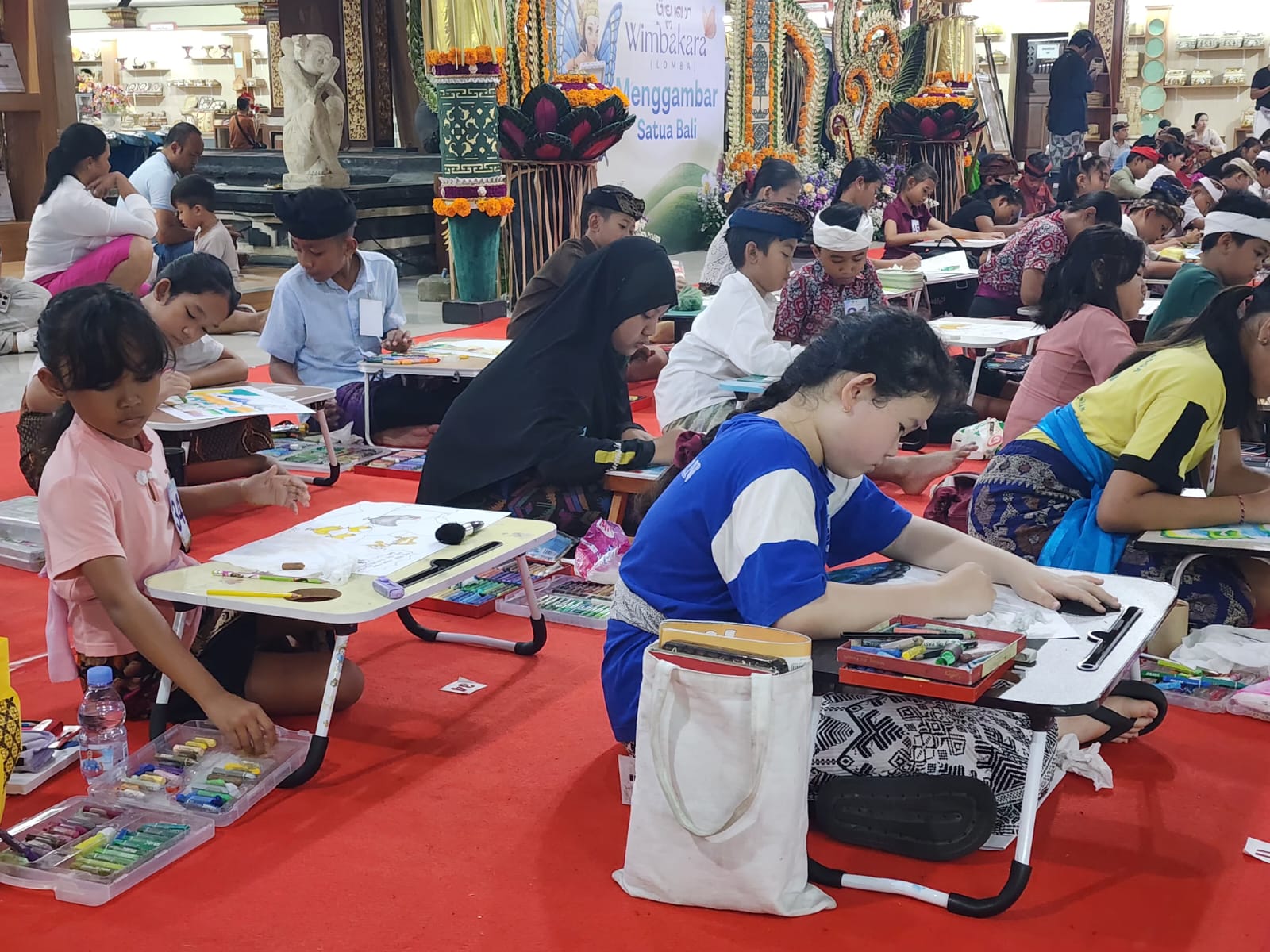 SEMANGAT: Siswa SD lomba mewarnai Lantai I Gedung Ksirarnawa, Taman Budaya Bali, Rabu (4/2/2026). (Panitia Bulan Bahasa Bali ke VIII)