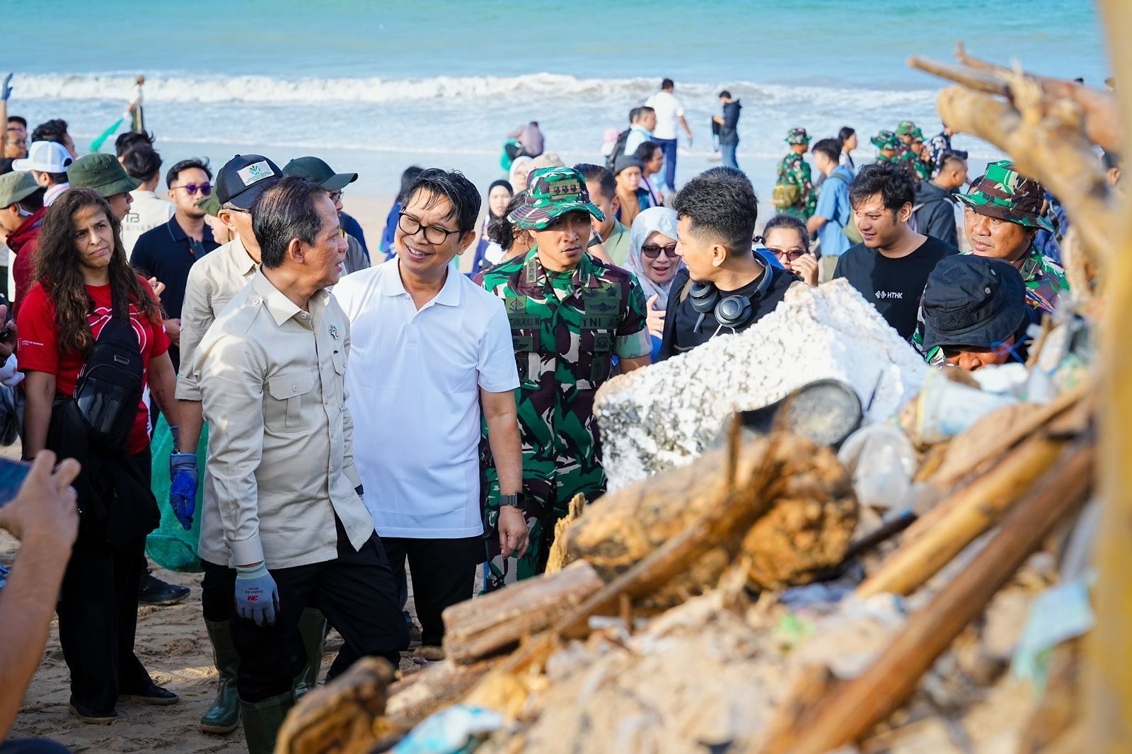 Menteri LH, Hanif Faisol Nurofiq dan Menteri Pariwisata, Widiyanti Putri Wardhana bersama Bupati Wayan Adi Arnawa serta Wabup Bagus Alit Sucipta saat Aksi Bersih Sampah Laut di Pantai Kedonganan (6/2)