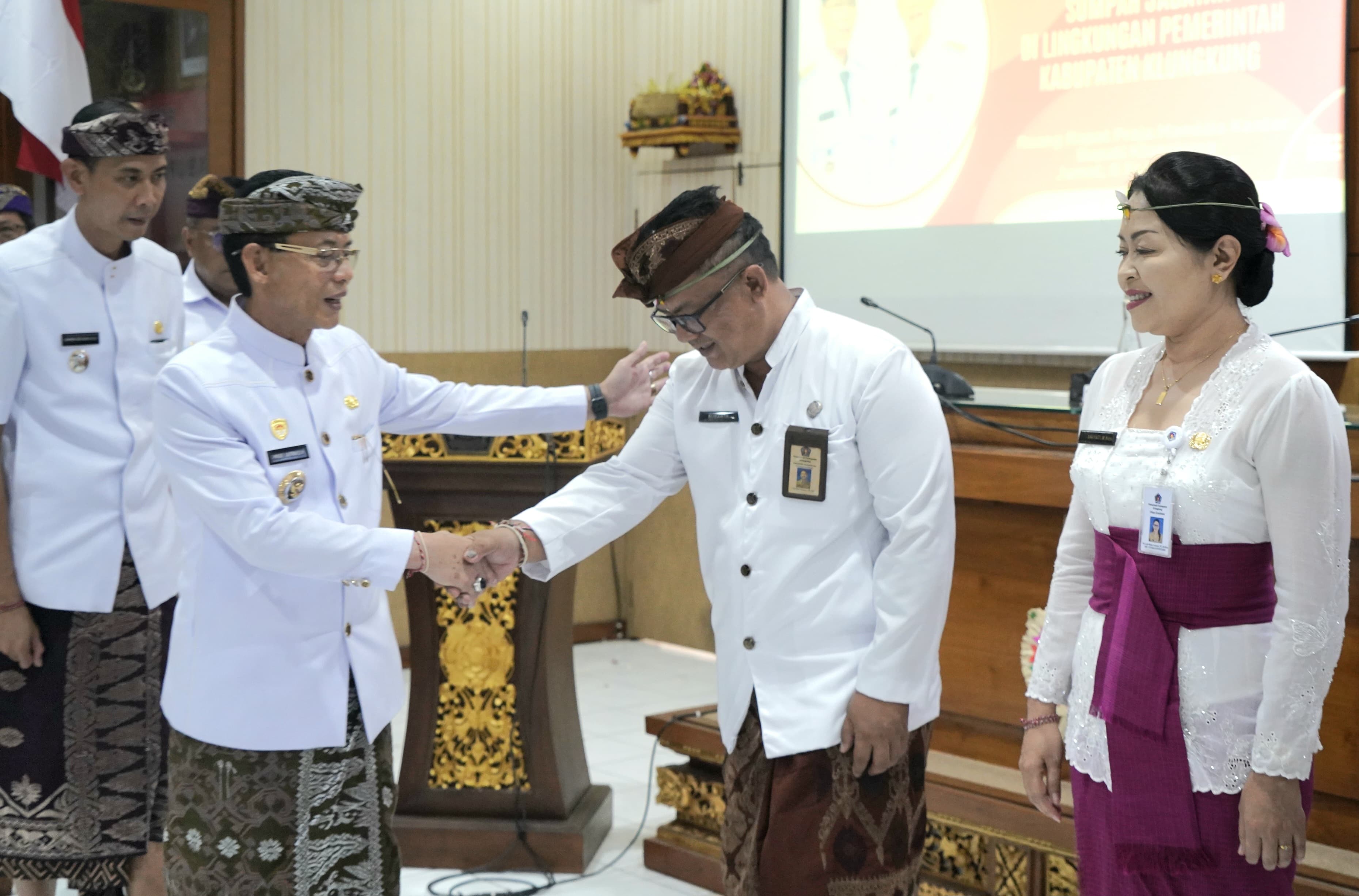 Bupati Klungkung I Made Satria di Ruang Rapat Praja Mandala, Kantor Bupati Klungkung, Jumat (6/2/2026).